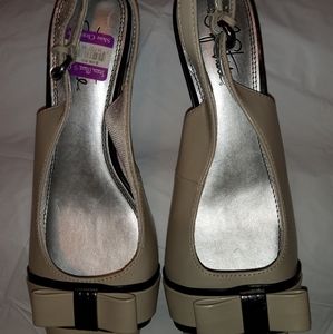 Size 7.5 Cream and Black sling back Life Strides Women's shoes